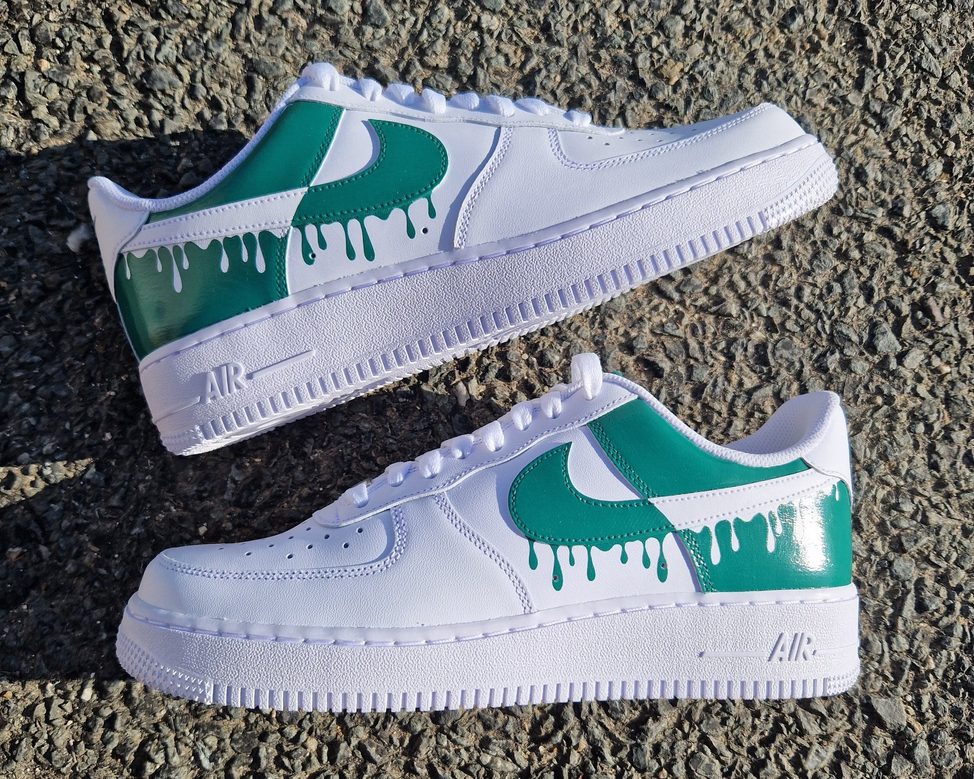 Par de Nike Air Force 1 personalizadas a mano con diseño de gotas asimétricas en el lado externo, colores personalizables según preferencia del cliente.