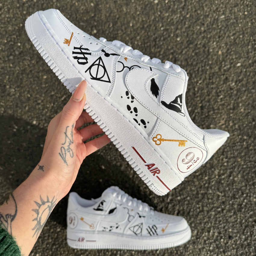 Nike Air Force 1 custom avec symboles Harry Potter peints en noir, rouge et doré