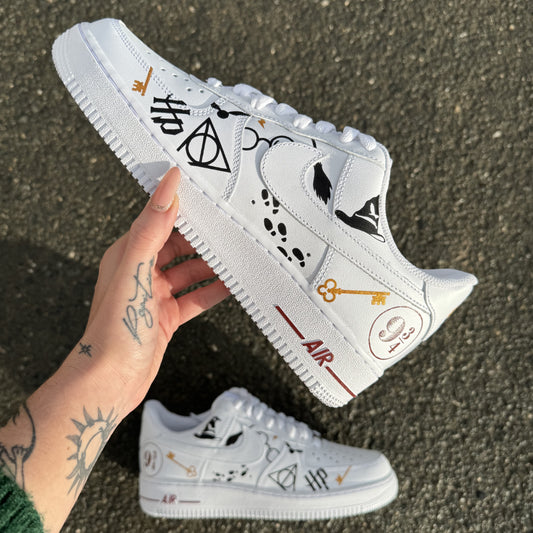 Nike Air Force 1 custom avec symboles Harry Potter peints en noir, rouge et doré