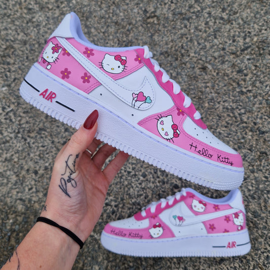 Custom Nike Air Force 1 rose avec Hello Kitty, fleurs et inscription à l’avant