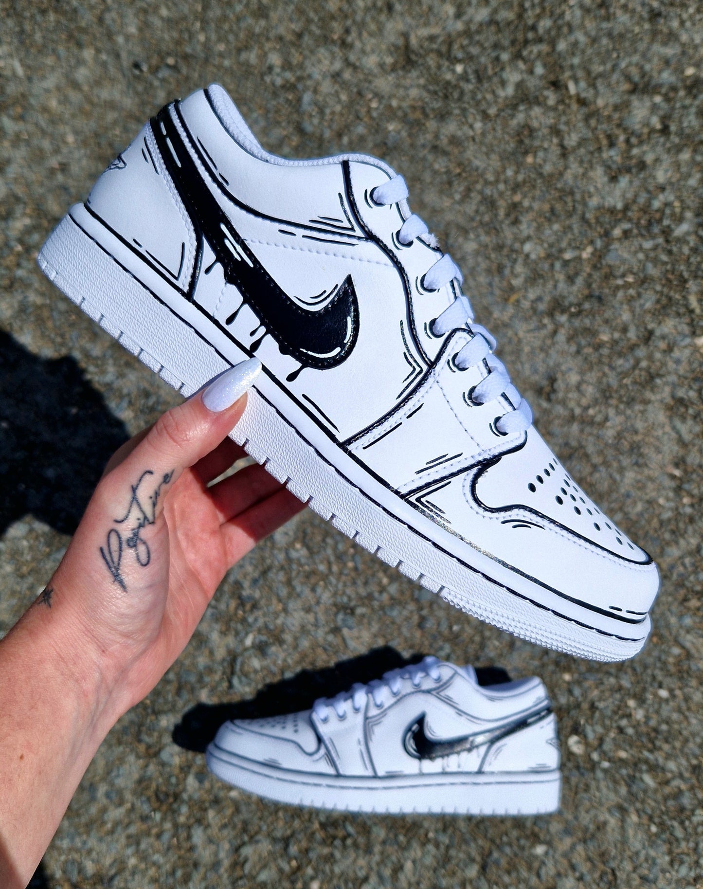 Nike Air Jordan 1 customisée style cartoon avec swoosh noir peints à la main – personnalisable