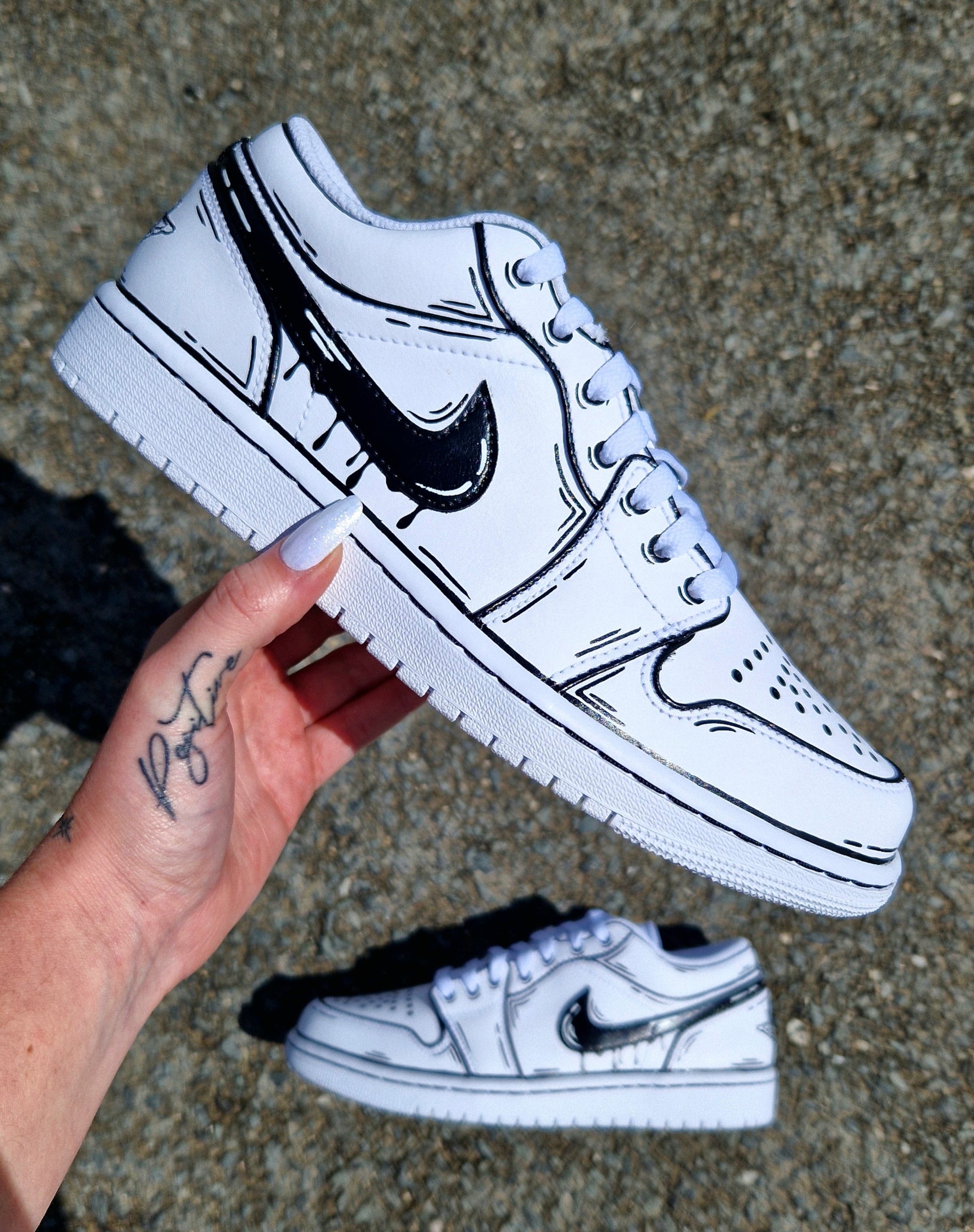 Nike Air Jordan 1 customisée style cartoon avec swoosh noir peints à la main – personnalisable