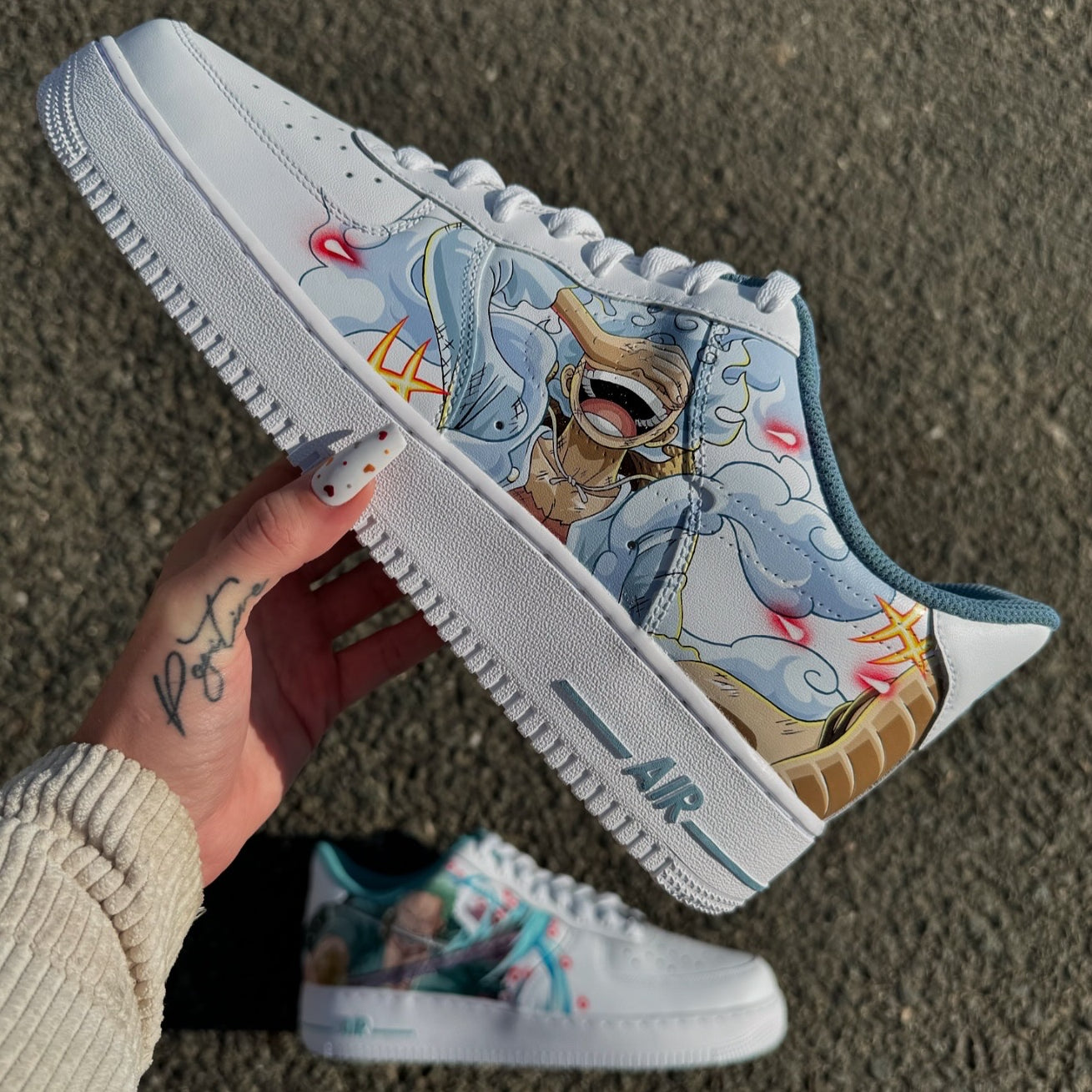 Nike Air Force 1 personalizada – Luffy Gear 5 y Zoro pintados a mano, custom única inspirada en One Piece, en los laterales externos.