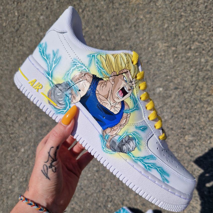 Nike Air Force 1 personalizada – Majin Vegeta y Goku Super Saiyan Blue, pintura de Dragon Ball con efectos de electricidad.