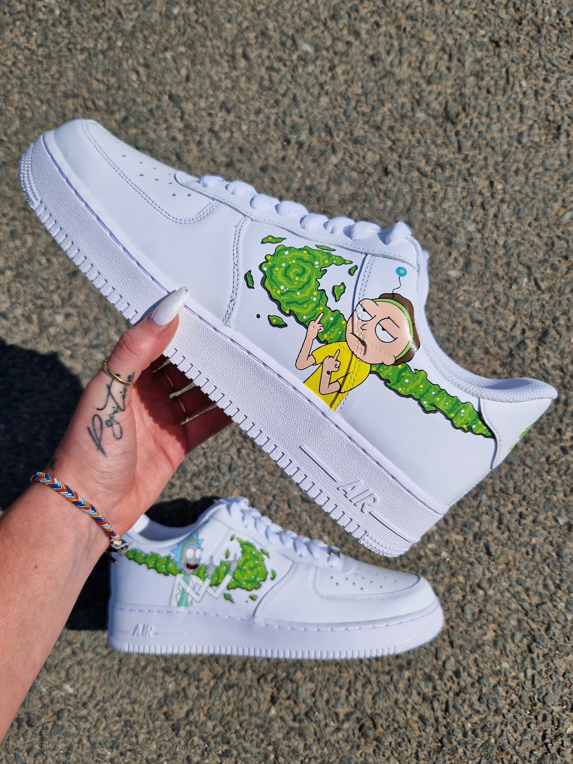 Custom Nike Air Force 1 Rick et Morty faisant des doigts, avec swoosh vert type portail dimensionnel. Vue sur Morty