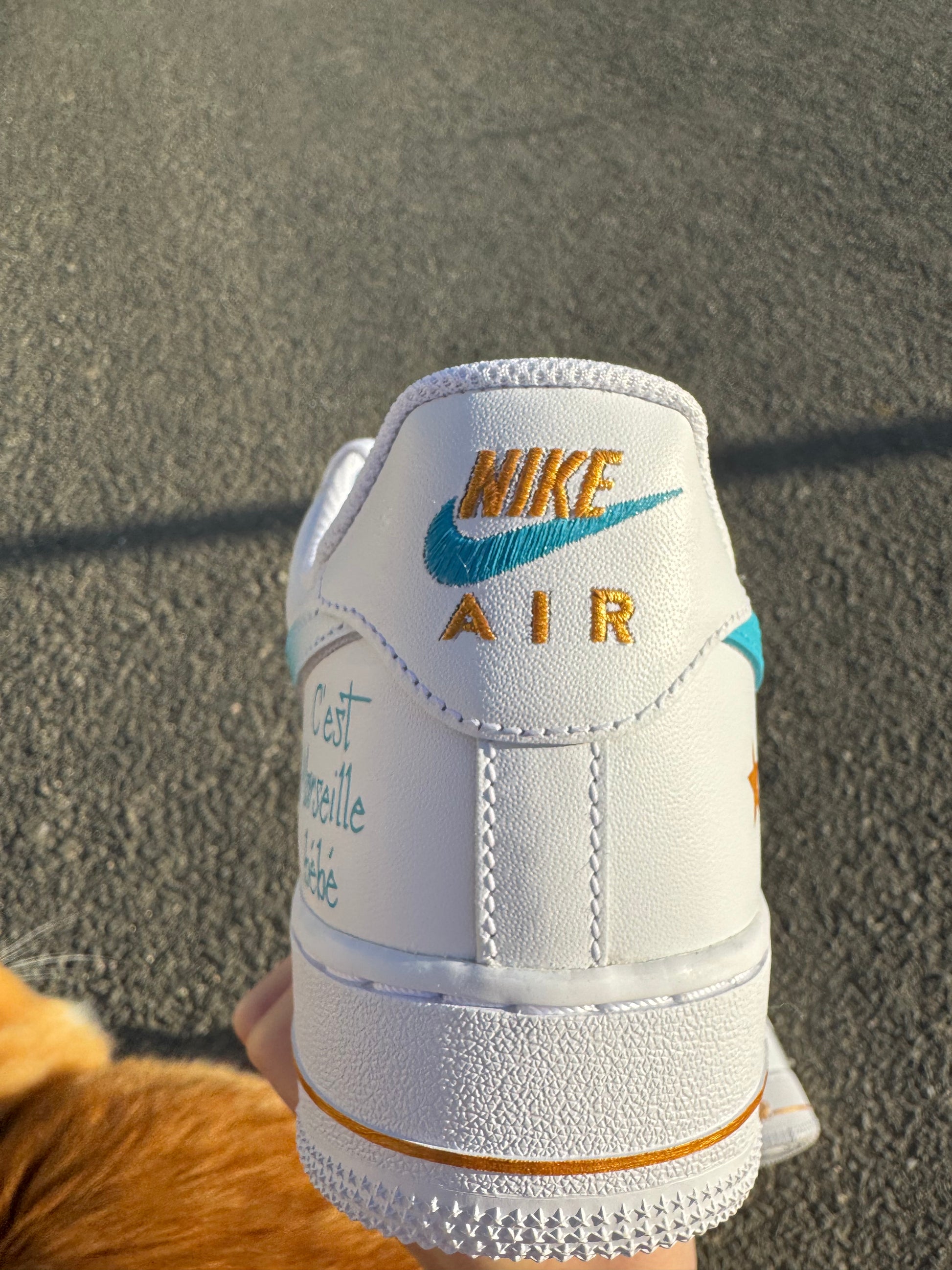 Vue sur l'arrière externe avec les coutures peintes en bleu et doré