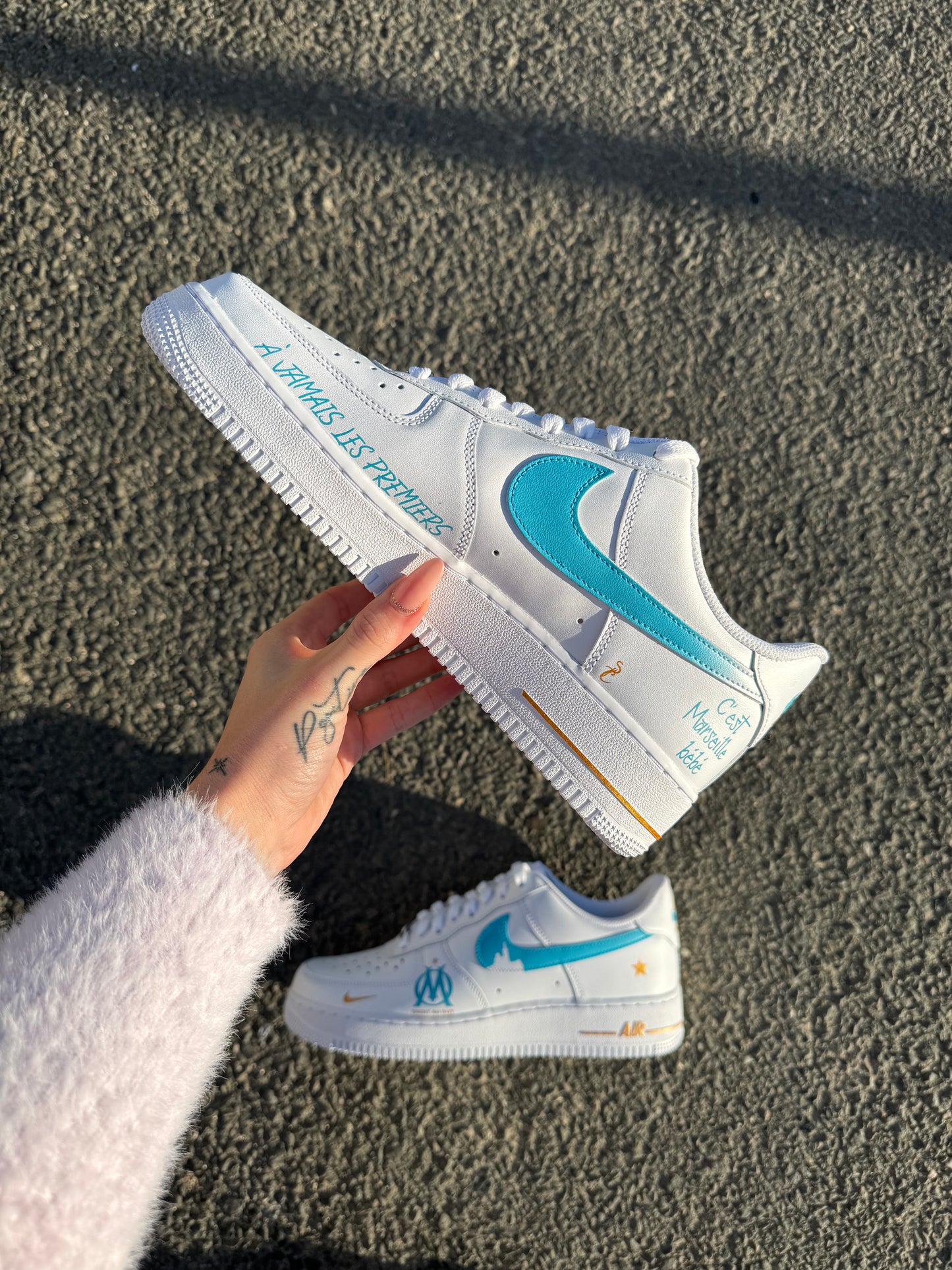 Nike Air Force 1 custom OM côté interne avec swoosh dégradé de bleu et blanc, "C'est Marseille bébé" et "A jamais les premiers"