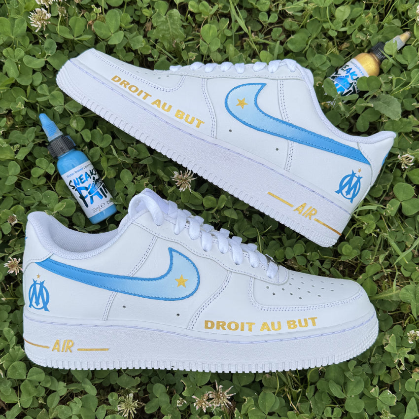 Nike Air Force 1 custom Olympique de Marseille, droit au but. Thème bleu et doré.