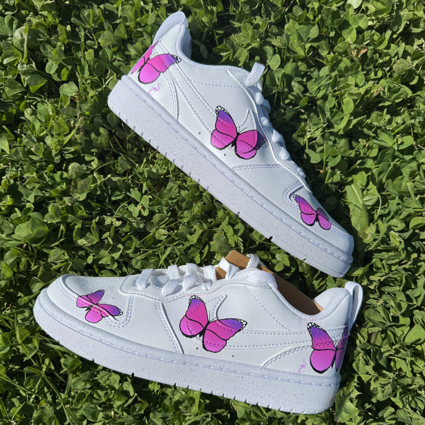 Nike Court Vision Low custom avec papillons roses peints à la main – modèle personnalisable avec choix de couleur et de modèle