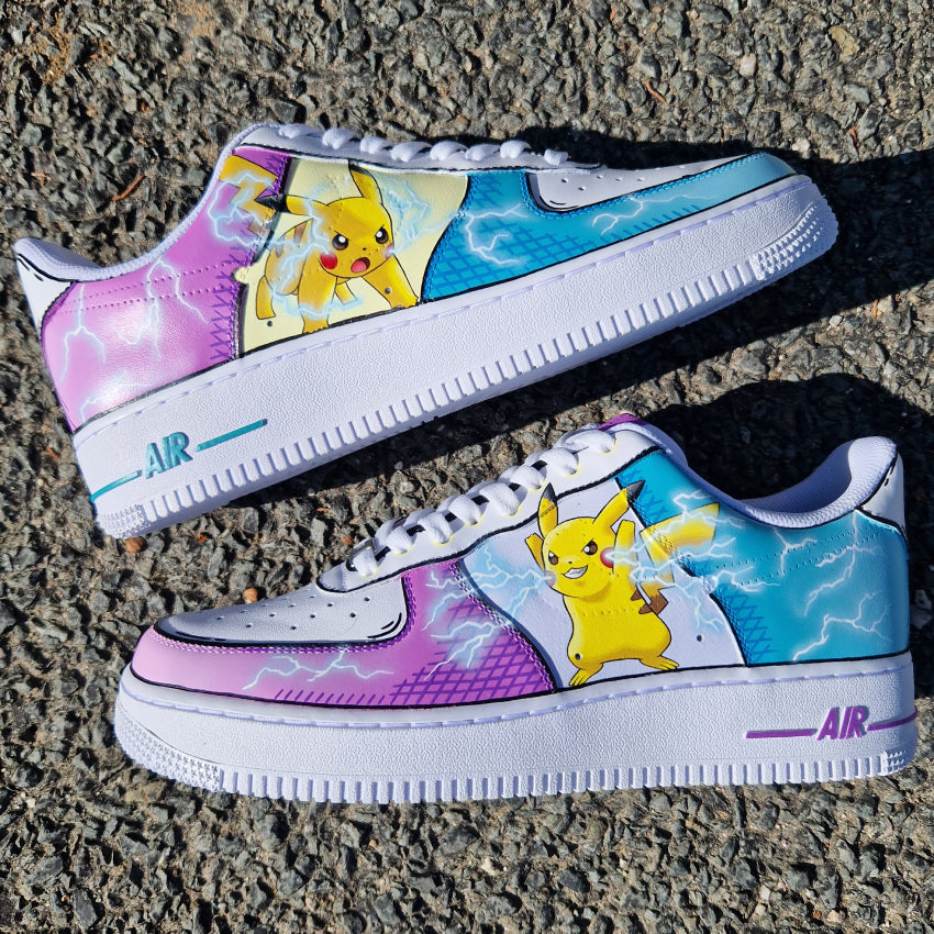 Nike Air Force 1 personalizadas Pikachu estilo cartoon con rayos y fondo azul-violeta, diseño único pintado a mano.
