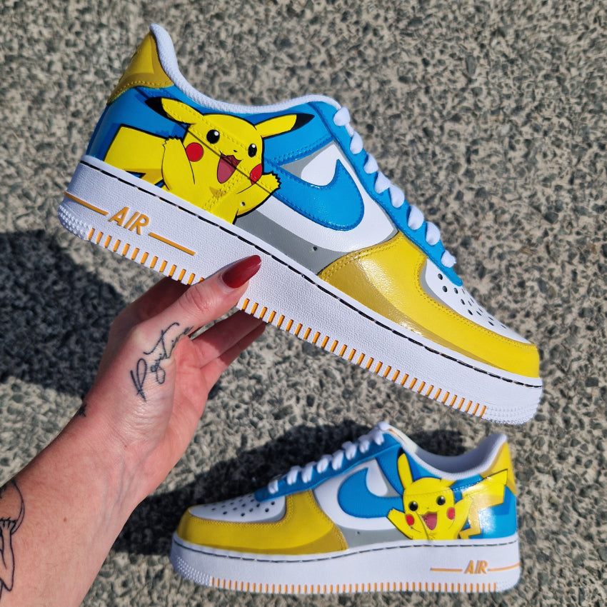 Nike Air Force 1 personalizadas de Pikachu full custom en azul y amarillo con sombras estilo cartoon – pintura Pokémon.
