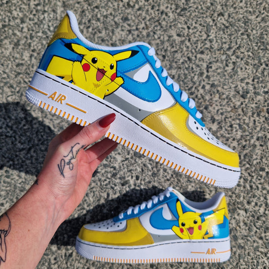 Nike Air Force 1 personalizadas de Pikachu full custom en azul y amarillo con sombras estilo cartoon – pintura Pokémon.