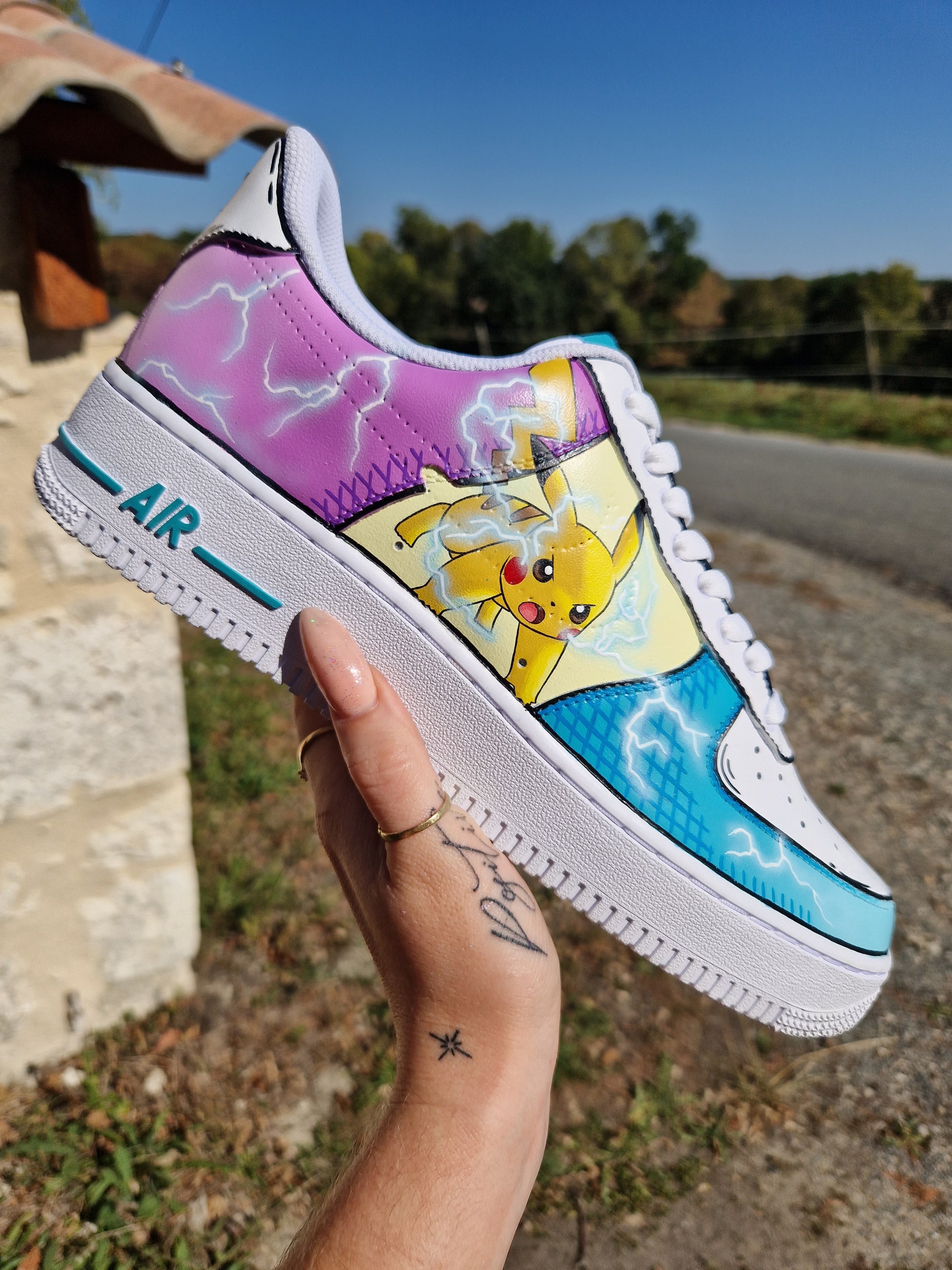 Nike Air Force 1 personalizadas Pikachu estilo cartoon – Dos versiones diferentes de Pikachu, rayos y tema colorido personalizable.