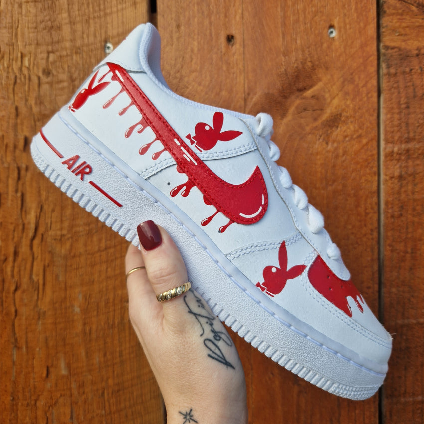 Nike Air Force 1 custom avec 3 logos Playboy rouges et swoosh assorti à effet dégoulinant – couleur personnalisable.
