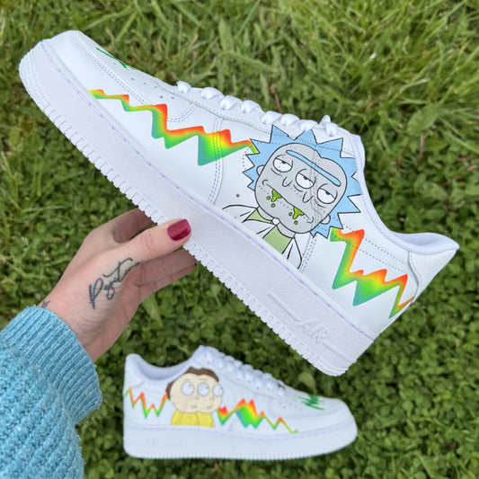 Nike Air Force 1 custom avec Rick sur une chaussure, Morty sur l’autre, et un arc-en-ciel traversant la paire – peinture à la main colorée