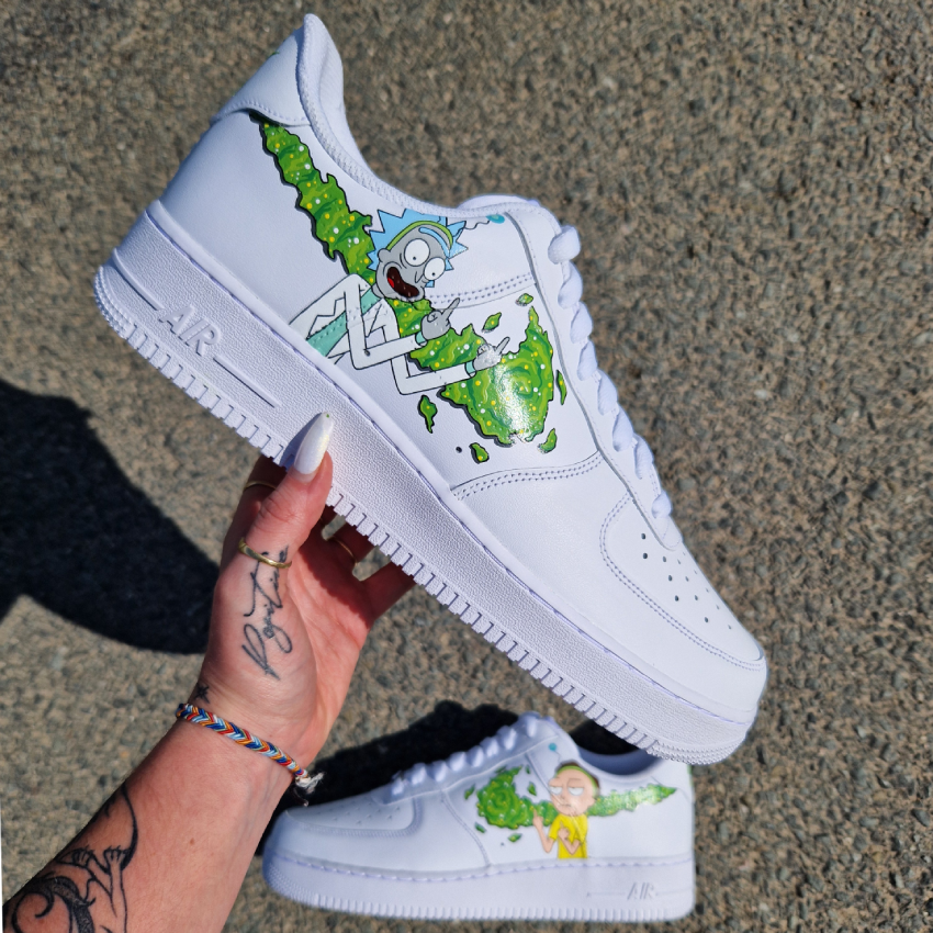 Custom Nike Air Force 1 Rick et Morty faisant des doigts, avec swoosh vert type portail dimensionnel. Vue sur Rick