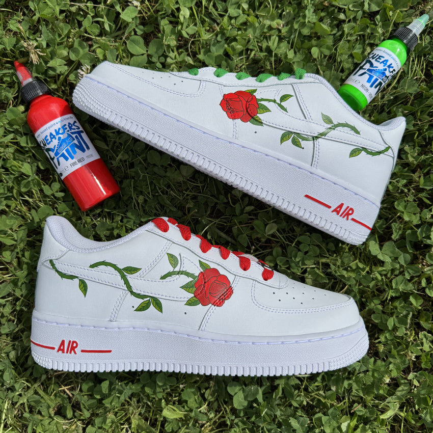 Nike Air Force 1 custom avec rose rouge et tige piquante entourant le swoosh Nike