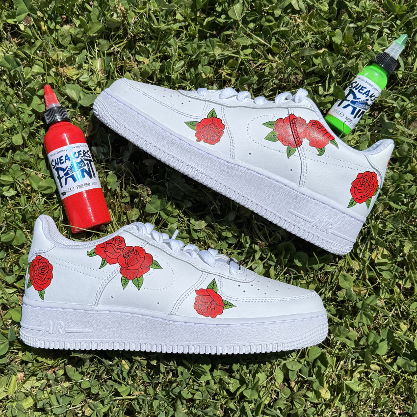 Nike Air Force 1 custom avec quatre roses rouges peintes à la main sur les côtés externes – couleur des roses personnalisable