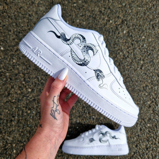 Nike Air Force 1 custom avec serpent peint à la main enroulé autour du swoosh Nike