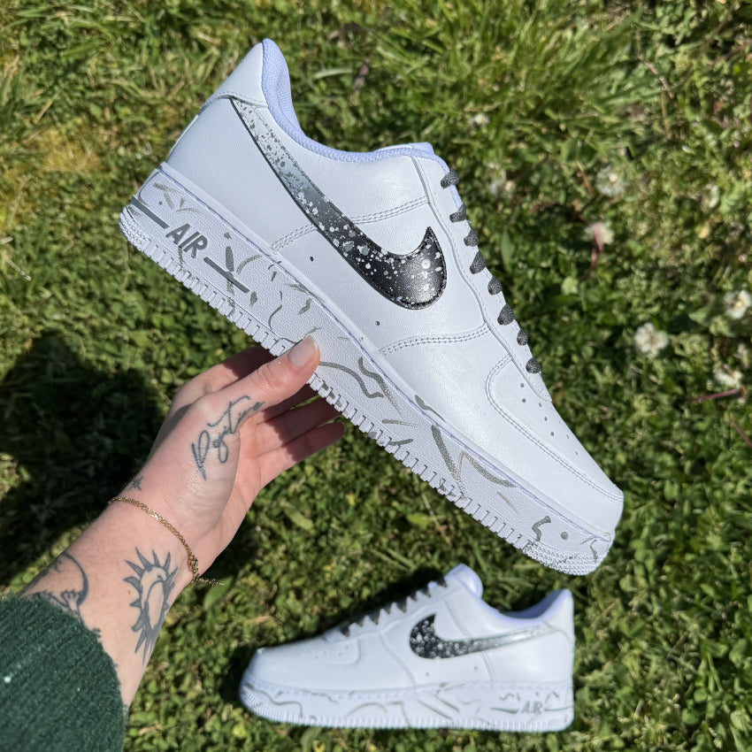 Nike Air Force 1 custom avec logos Nike dégradés blanc à noir et splashs de peinture gris sur chaussure et semelle