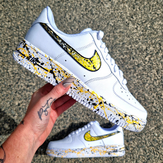 Nike Air Force 1 custom avec swoosh en dégradé jaune et noir et effets splash éclaboussés