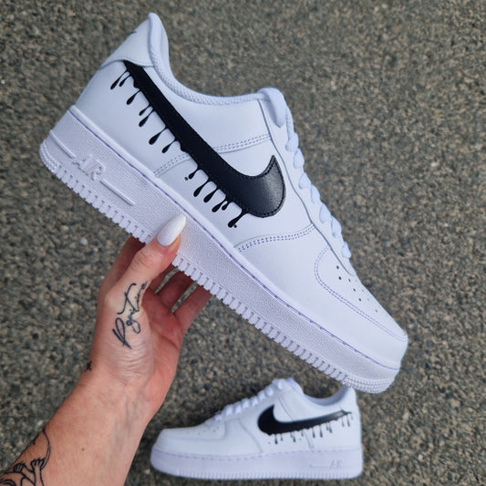 Nike Air Force 1 custom avec swoosh noir dégoulinant sur les côtés externes