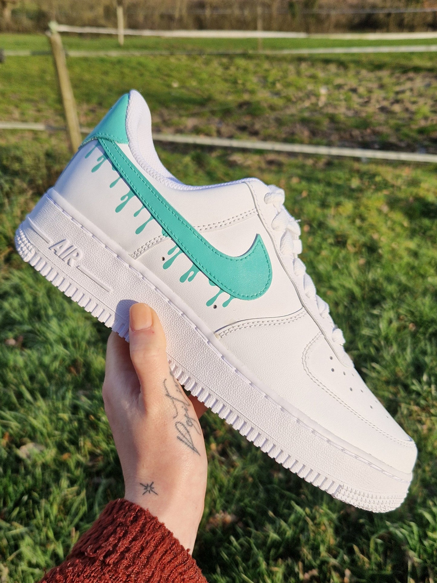 Nike Air Force 1 custom avec swoosh turquoise dégoulinant sur les côtés externes