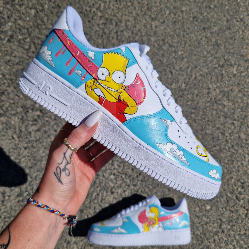 Nike Air Force 1 full custom – Homer et Bart Simpson, avec swoosh dégoulinant et fond nuageux