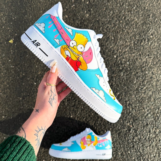 Custom Nike Air Force 1 The Simpsons avec Homer, Bart, swoosh dégoulinant style donut et fond bleu nuages