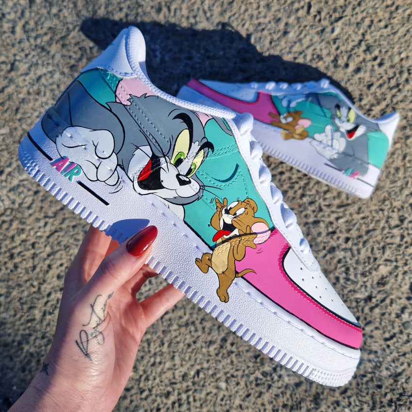 Custom Nike Air Force 1 Tom & Jerry ensemble sur chaque chaussure, thème cartoon bleu et rose
