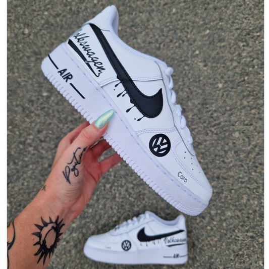Nike Air Force 1 personalizadas de Volkswagen con swoosh negros goteantes, logo de VW en la parte delantera e inscripción Volkswagen en la parte trasera, pintura hecha a mano.