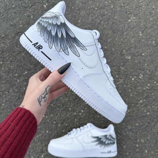 Nike Air Force 1 custom avec aile d’ange peinte à la main sur les côtés externes – design artistique et symbolique.
