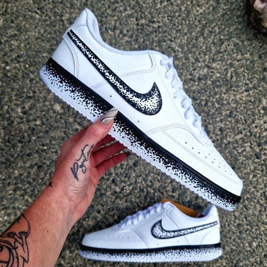 Nike Air Force 1 custom avec dégradé de points noirs sur les swoosh externes et la semelle