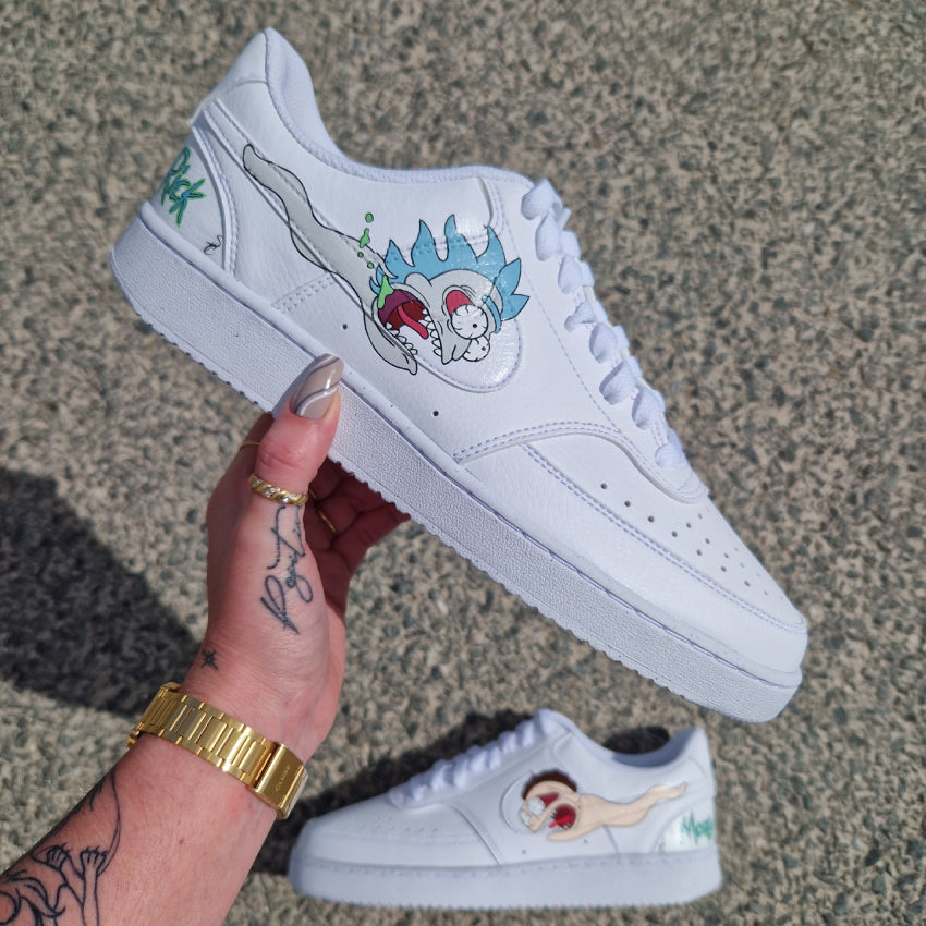 Custom Nike Court Vision Low Rick et Morty en forme de têtard dans le swoosh – modèle aussi dispo sur Air Force 1. Pied Droit.