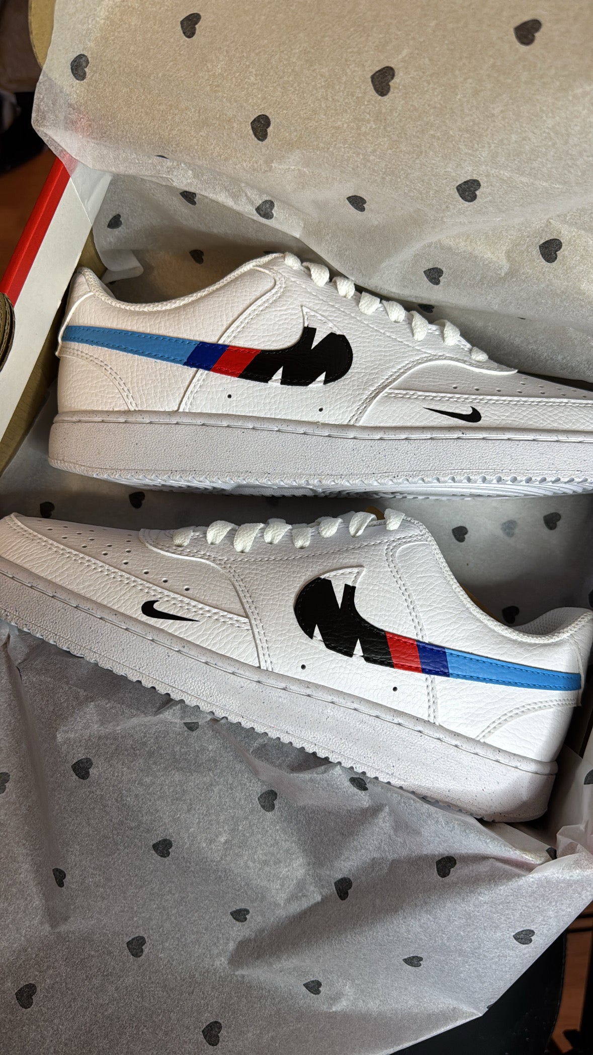 Nike Court Vision personalizadas BMW Motorsport Minimalist: diseño depurado con los swoosh tricolores y un pequeño logo de Nike en la parte delantera.