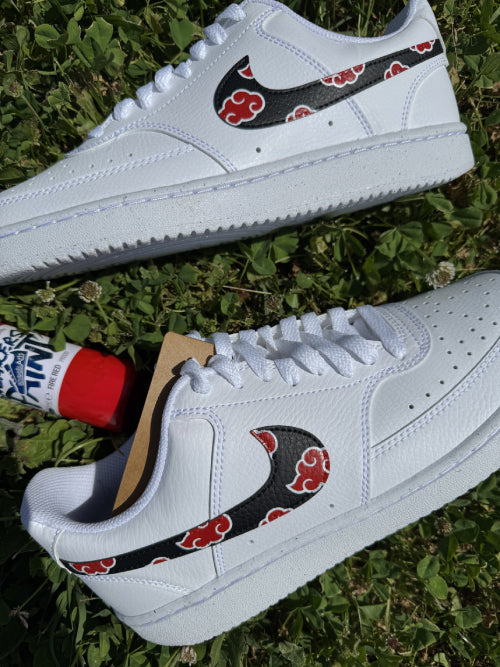 Nike Court Vision Low Custom Akatsuki : swoosh remplis de nuages rouges sur fond noir, peints à la main. Un design discret et puissant pour les fans de Naruto.