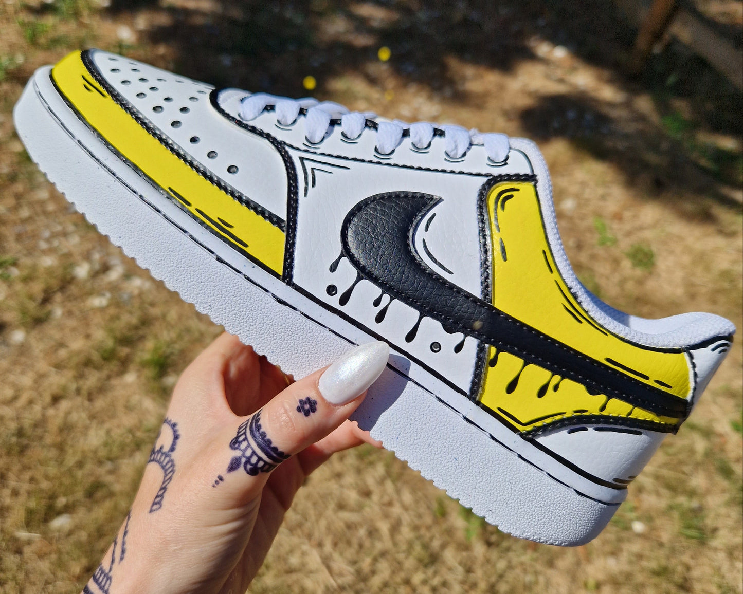 Exemple de custom Cartoon dégoulinant sur Nike Court Vision Low – modèle Air Force 1 disponible à la commande, couleur jaune