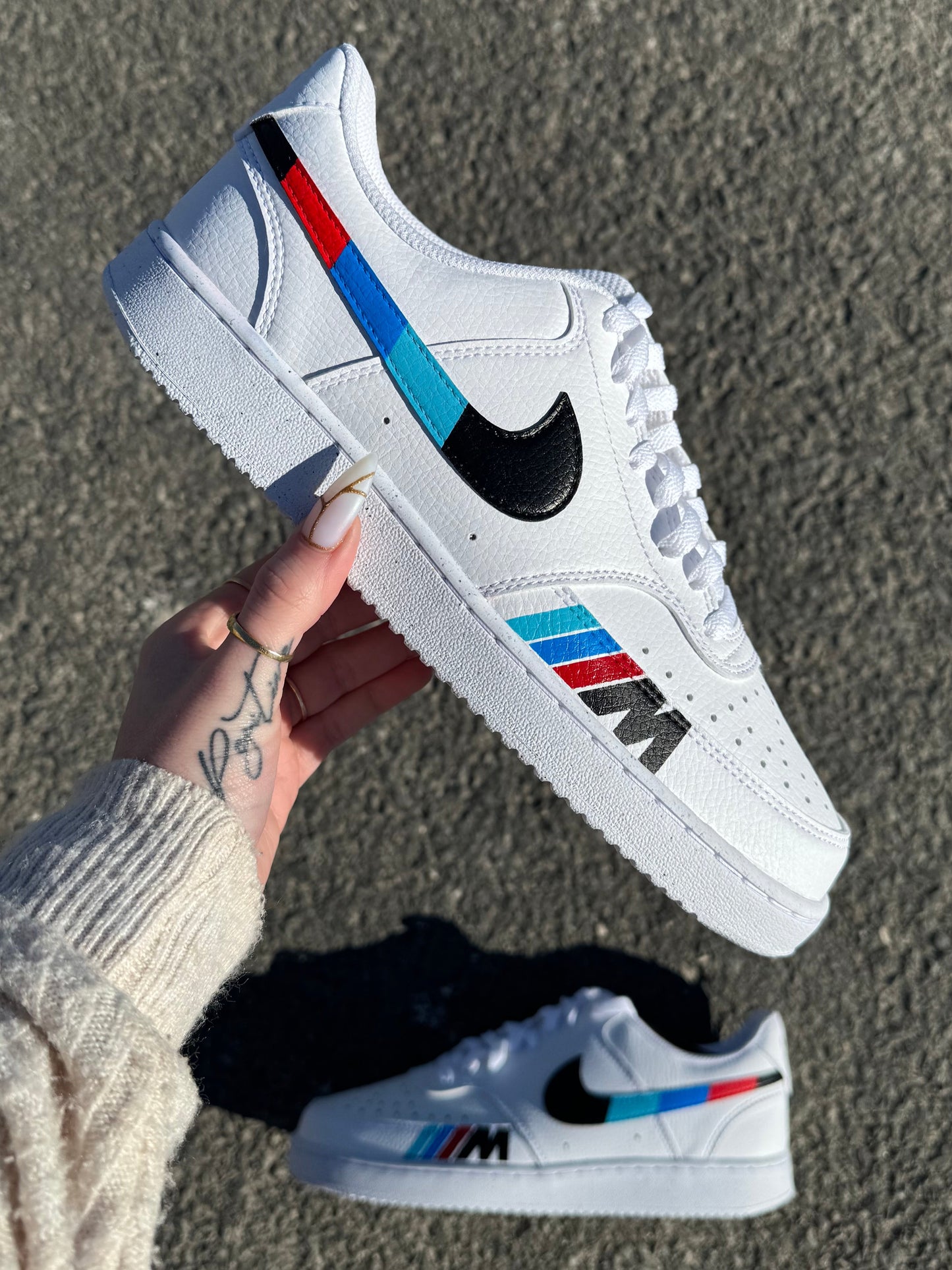Nike Court Vision Low customisée avec les couleurs BMW Motorsport sur les swoosh, logo BMW à l’arrière et logo Motorsport peint à l’avant. Design peint à la main.