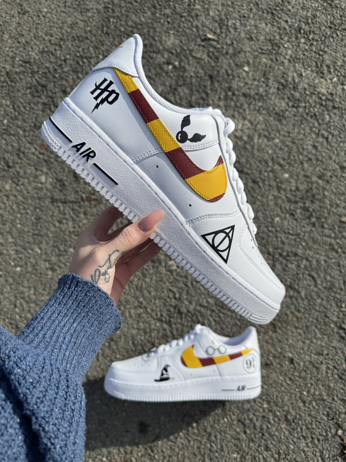 Nike Air Force 1 pied droit – Harry Potter multi-symboles : un concentré de magie et de style.