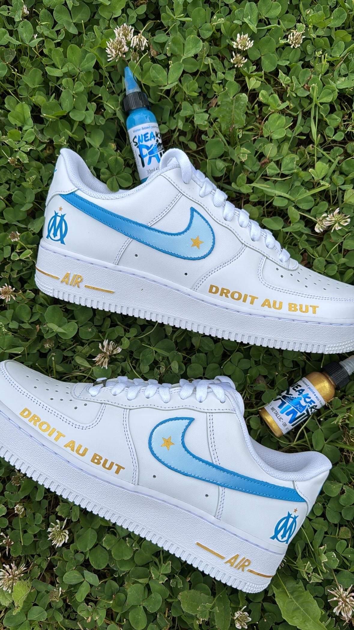 Nike Air Force 1 custom OM avec swoosh dégradé bleu et blanc, étoile dorée, logo de l’Olympique de Marseille à l’arrière, et inscription “DROIT AU BUT” en doré à l’avant.