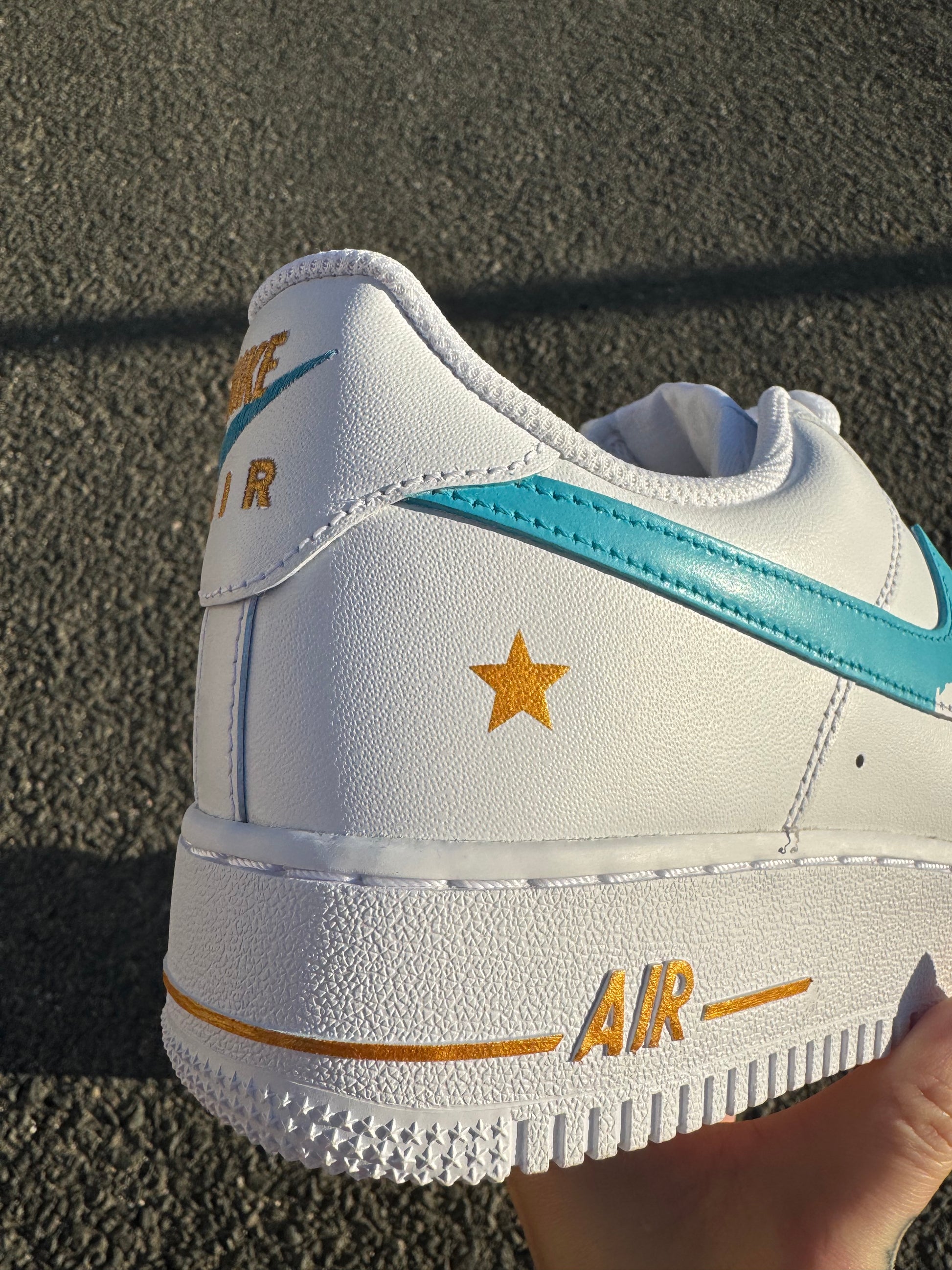 Vue sur le côté externe arrière avec l'étoile en doré