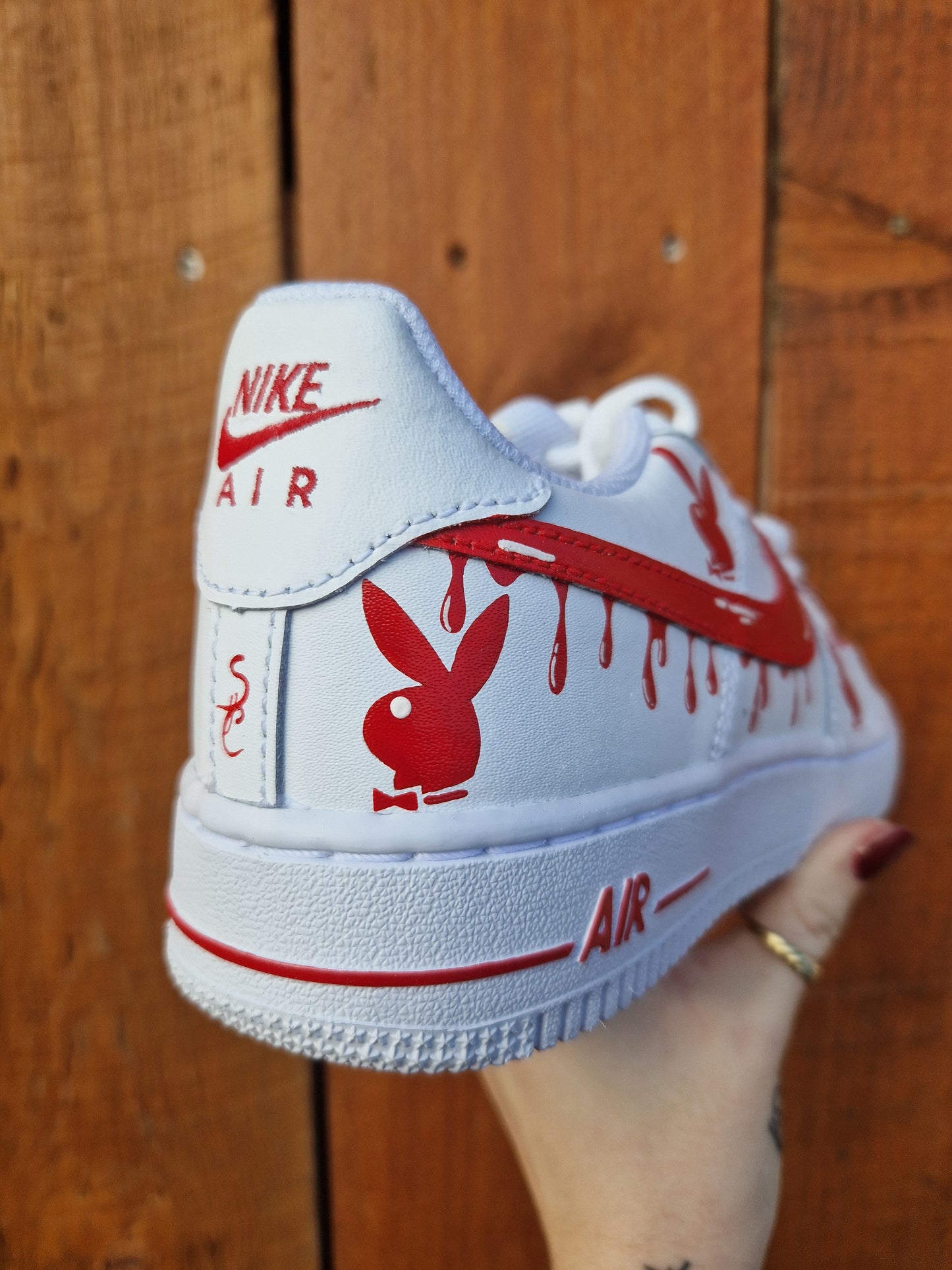 Nike Air Force 1 custom avec 3 logos Playboy rouges et swoosh assorti à effet dégoulinant – couleur personnalisable. Vue sur l'arrière.