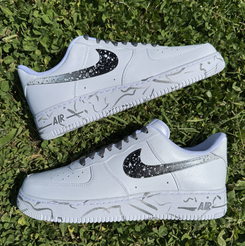 Nike Air Force 1 Custom Splash Gris avec logos dégradés et éclaboussures grises sur la chaussure et la semelle.