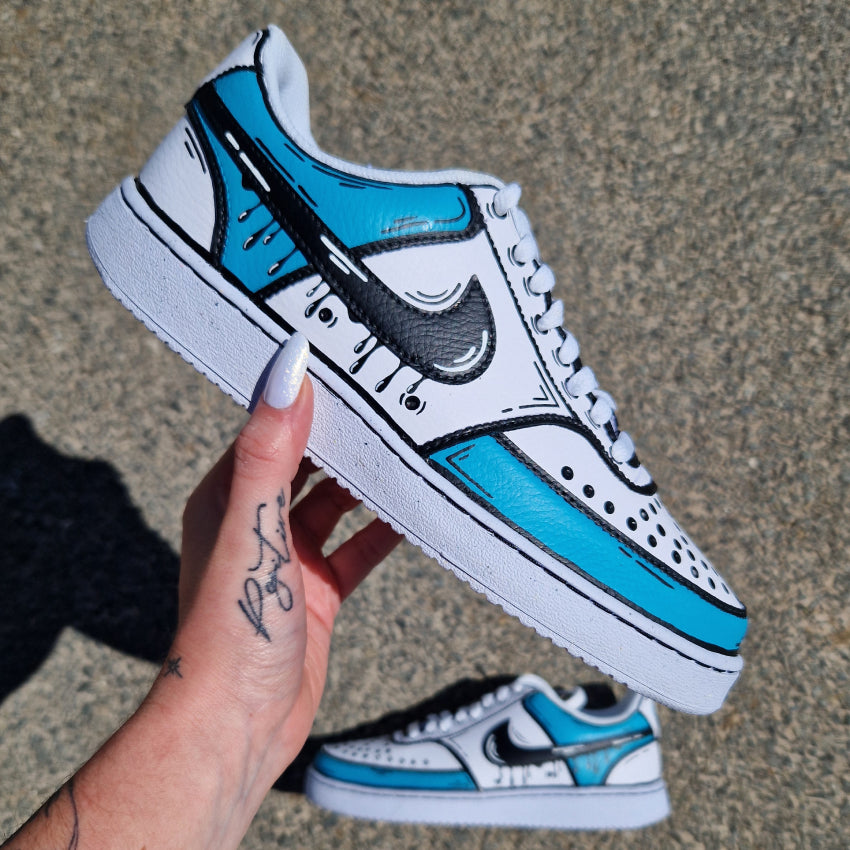 Exemple de custom Cartoon dégoulinant sur Nike Court Vision Low – modèle Air Force 1 disponible à la commande, couleur bleue