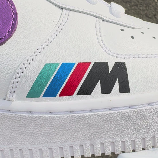 Nike Air Force 1 custom avec 4 swoosh en dégradé métallique noir et violet, logo BMW à l’arrière et logo Motorsport à l’avant, peinture à la main. Vidéo de la custom, vue sur les détails de près