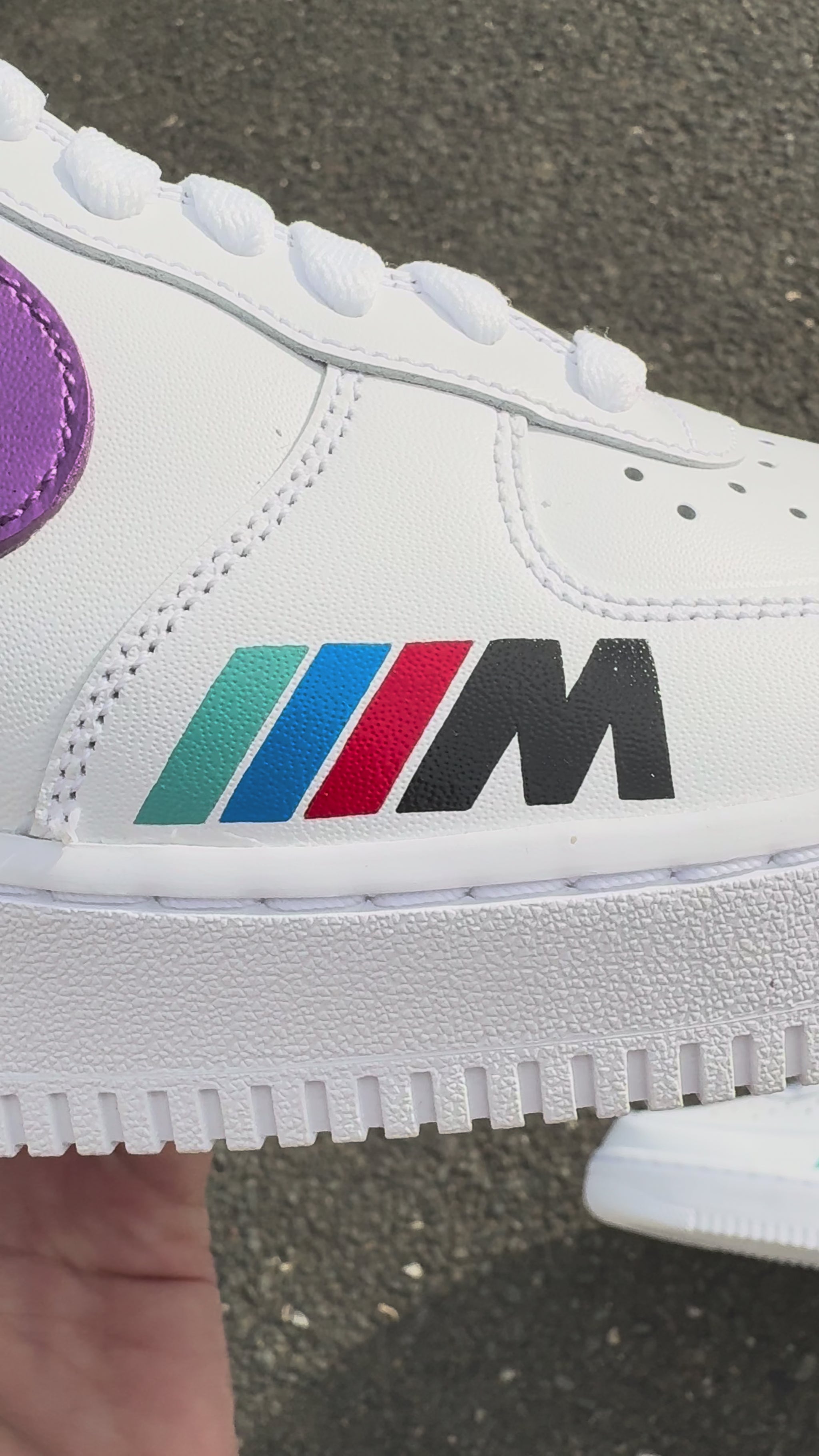 Nike Air Force 1 custom avec 4 swoosh en dégradé métallique noir et violet, logo BMW à l’arrière et logo Motorsport à l’avant, peinture à la main. Vidéo de la custom, vue sur les détails de près