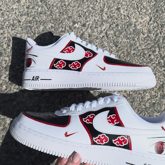 Nike Air Force 1 personalizadas Akatsuki Sharingan: motivos de Akatsuki pintados a mano, contornos rojos y el Sharingan de Itachi en la parte trasera. Sharingan personalizable bajo solicitud.