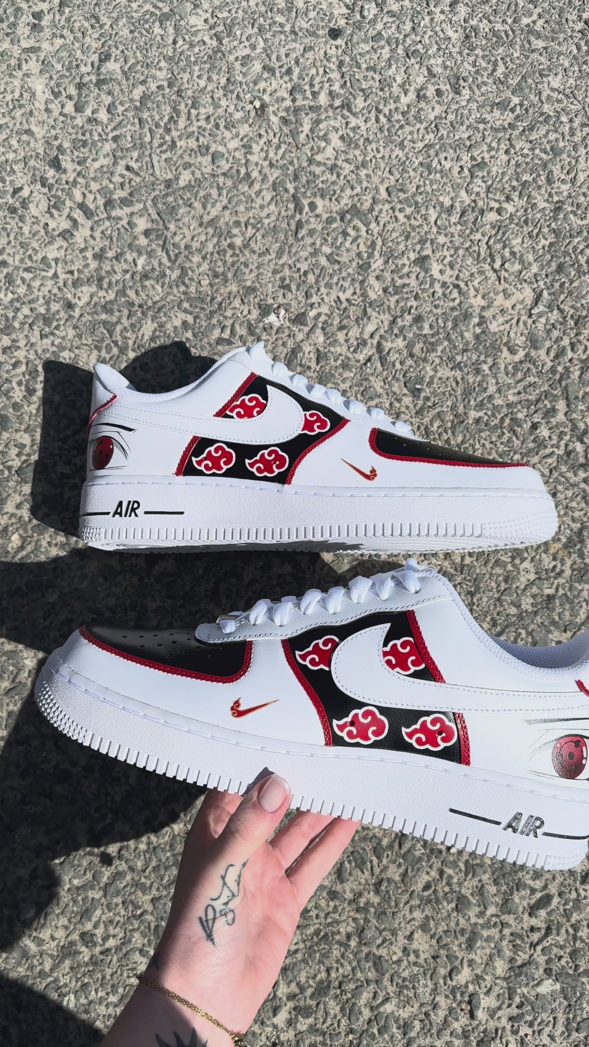 Nike Air Force 1 personalizadas Akatsuki Sharingan: motivos de Akatsuki pintados a mano, contornos rojos y el Sharingan de Itachi en la parte trasera. Sharingan personalizable bajo solicitud.