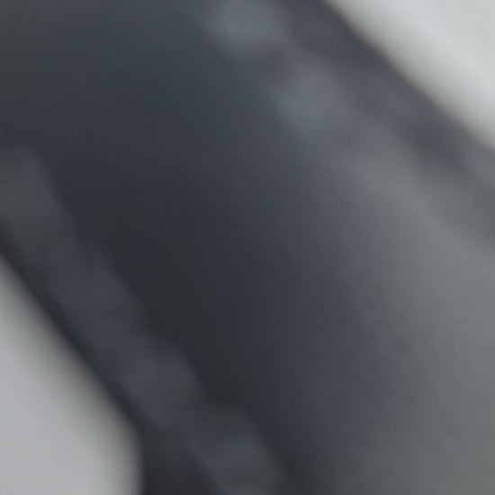 Nike Air Force 1 personalizadas de Volkswagen – Swoosh negros con efecto goteante, logo VW en la parte delantera e inscripción emblemática en la parte trasera. Una creación única hecha a mano.