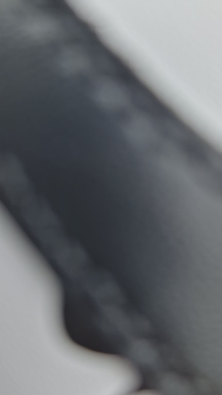 Nike Air Force 1 personalizadas de Volkswagen – Swoosh negros con efecto goteante, logo VW en la parte delantera e inscripción emblemática en la parte trasera. Una creación única hecha a mano.